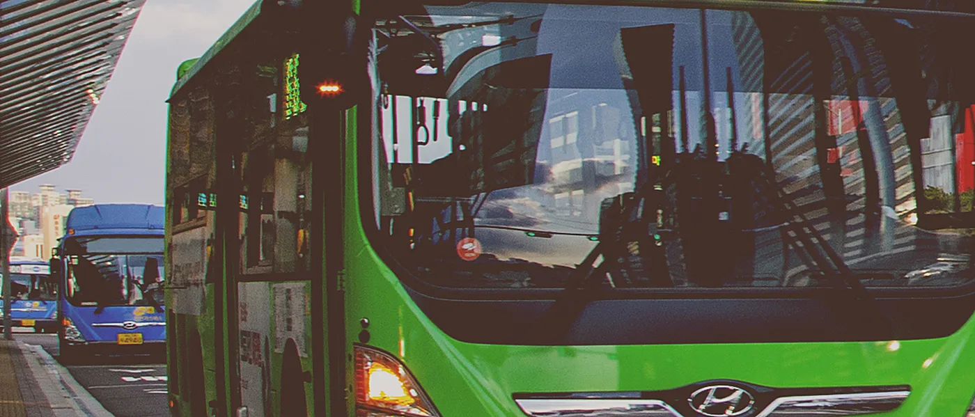 /media/bus 히어로 — 도심 주행 버스 클로즈업