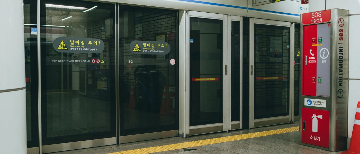 /media/subway 히어로 — 지하철 승강장 스크린도어