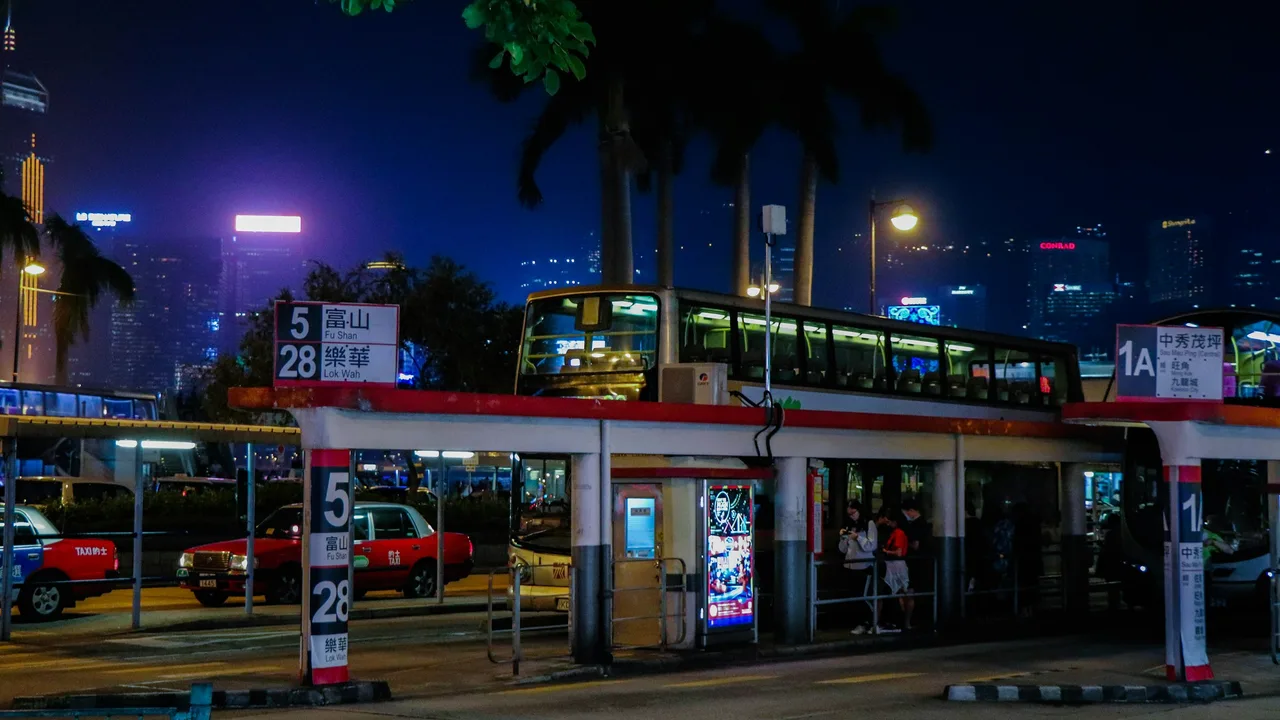 홈 S2 BUS — 야간 버스 터미널과 조명 광고