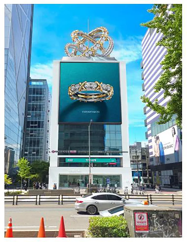 옥외전광판 — 홍대 오트파사드 야간 송출 컷